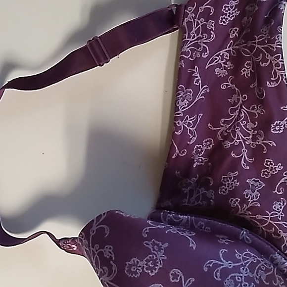 36D Vanity Fair Burgandy bra - Picture 2 of 4